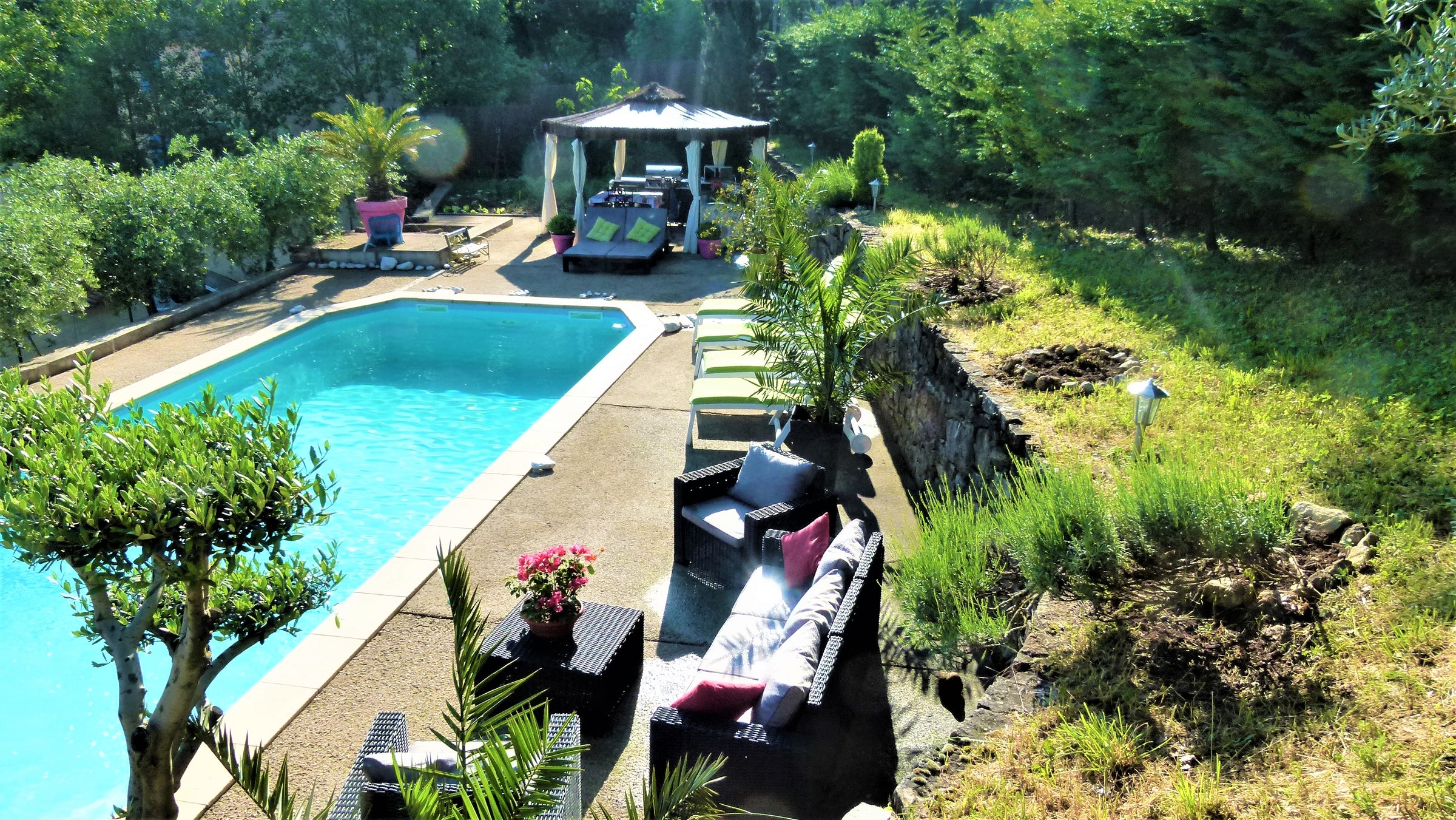 Piscine privée disponible à la location